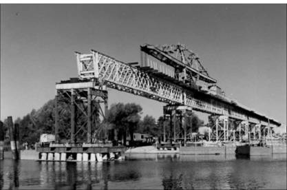 Монтаж металлических конструкций секций пролётов моста через р. Десна на участке Шостка-Северский Донец. 1995 год